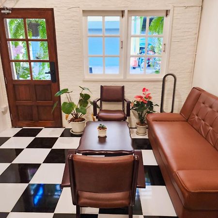 Noir Cafe And Hostel Chinatown Бангкок Экстерьер фото