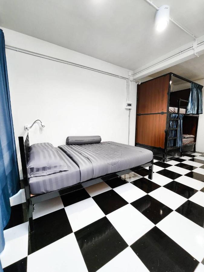 Noir Cafe And Hostel Chinatown Бангкок Экстерьер фото