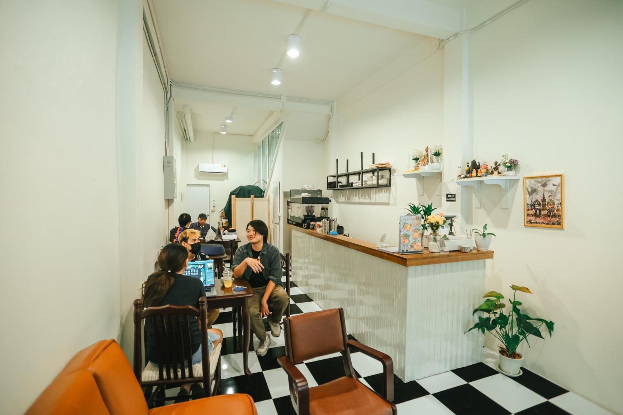 Noir Cafe And Hostel Chinatown Бангкок Экстерьер фото