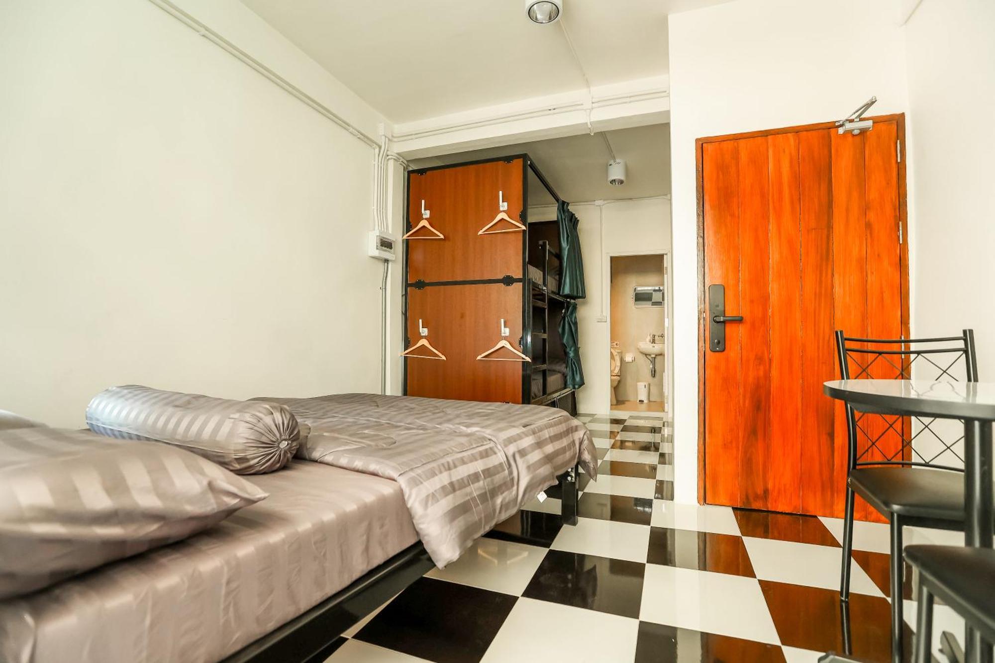 Noir Cafe And Hostel Chinatown Бангкок Экстерьер фото
